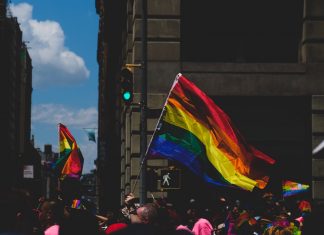 Hamburgs Verwaltung darf jetzt gendern Menge hält Regenbogenflagge hoch