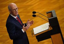 Tschentscher kritisiert Neutralitätsgebot bei Volksentscheiden Hamburgs Bürgermeister Peter Tschentscher am Rednerpult.