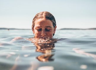 Baden in Hamburg: Tipps für sicheres Schwimmen Schwimmen Baden Hamburg, Frau in Wasser