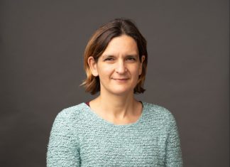 Nobelpreisträgerin zum Klimawandel: “Wir müssen handeln, bevor Panik ausbricht” Porträt von Esther Duflo