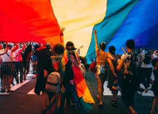 Hamburg setzt Zeichen gegen Homo-, Bi-, Inter- und Transfeindlichkeit Menschen unter einer Prideflagge