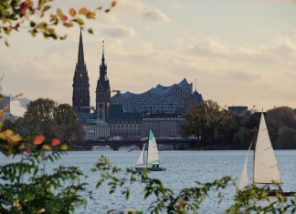 Sommerinterviews dieses Jahr erstmals crossmedial Hamburg Panorama mit Blick auf die Elphie