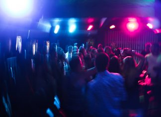 Feiern während Corona: Alternativen müssen her Party, Alternativen müssen her