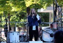 “Früher oder später wird es uns alle betreffen” Fridays for Future Hamburg: Annika Kruse sthet auf Posium und spricht ins Publikum.