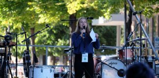 “Früher oder später wird es uns alle betreffen” Fridays for Future Hamburg: Annika Kruse sthet auf Posium und spricht ins Publikum.