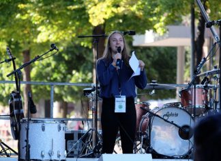 “Früher oder später wird es uns alle betreffen” Fridays for Future Hamburg: Annika Kruse sthet auf Posium und spricht ins Publikum.