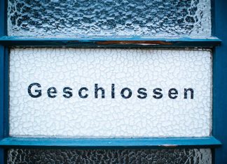 Privatinsolvenz steigt – Hamburg besonders betroffen Ein Schild mit der Aufschrift "geschlossen", was sinnbildlich für Privatinsolvenz steht