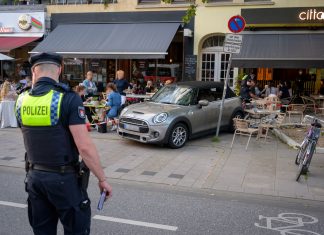 Autofahrer verletzt vier Restaurantgäste Osterstraße, Eimsbüttel, Unfall, Autounfall