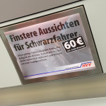 Kein „Schwarzfahren“ mehr: Hamburger Verkehrsunternehmen wollen Begriff ersetzen HVV Aufkleber Schwarzfahren