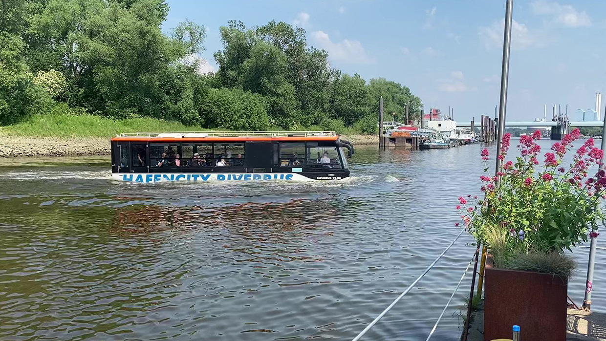 Hafencity Riverbus in der Norderelbe