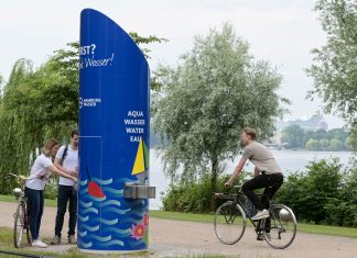 Trinkwassersäulen wieder in Betrieb Die großen, blauen Trinkwassersäulen an der Alster in Benutzung.