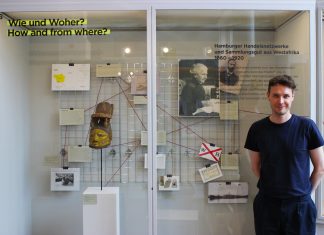 Provenienzforschung im MARKK: Transparente Aufklärung des Ungewissen Provenienzforscher Jamie Dau vor der Vitrine im "Zwischenraum" des MARKK.