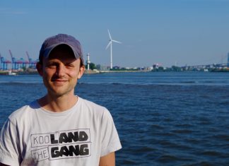 Utopia for Bicyclists – Radeln auf der Köhlbrandbrücke Jan Kamensky, der Gründer von Utopia for Bicyclists, vor der Elbe und der Köhlbrandbrücke.