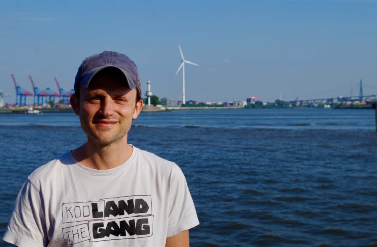 Utopia for Bicyclists – Radeln auf der Köhlbrandbrücke Jan Kamensky, der Gründer von Utopia for Bicyclists, vor der Elbe und der Köhlbrandbrücke.