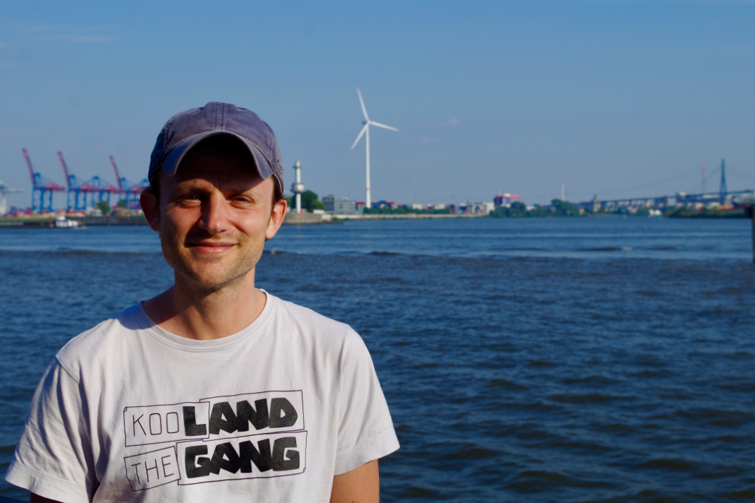 Jan Kamensky, der Gründer von Utopia for Bicyclists, vor der Elbe und der Köhlbrandbrücke.