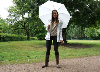 Pluviophil – Wenn Regen glücklich macht Mia mit Regenschirm