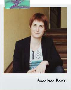 Porträtfoto von Annalena Knors. Sie nutzt einen Screenreader beim Lesen von Online-Inhalten.