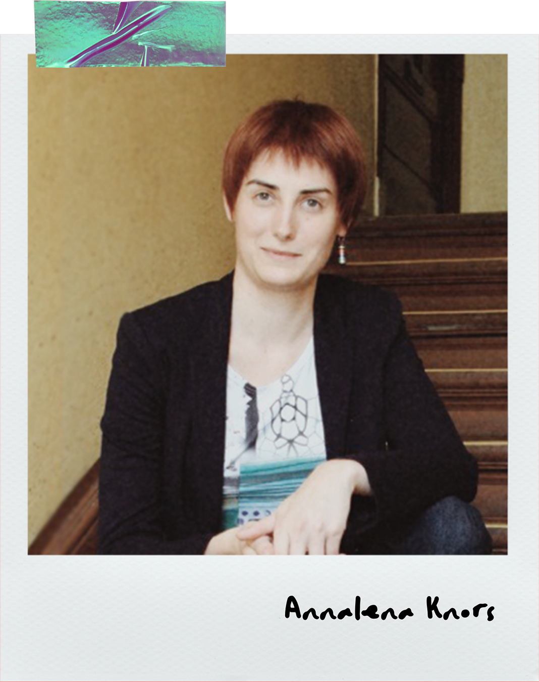 Porträtfoto von Annalena Knors. Sie nutzt einen Screenreader beim Lesen von Online-Inhalten.