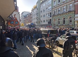 Randale beim Fußballspiel St. Pauli gegen Rostock Hamburg: Polizisten stehen Rostocker Fans in der Detlev-Bremer-Straße gegenüber. Bildquelle: dpa/ Steven Hutchings
