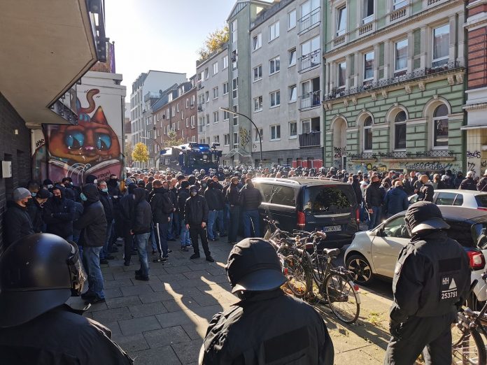 Hamburg: Polizisten stehen Rostocker Fans in der Detlev-Bremer-Straße gegenüber. Bildquelle: dpa/ Steven Hutchings