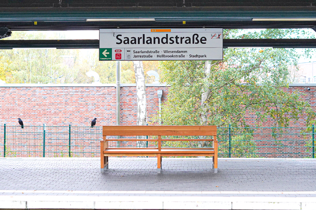 S-Bahn Linie S3 richtung Stade fährt im bahnhof ein.