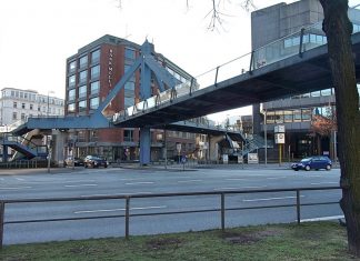 Brückenabriss: Willy-Brandt-Straße gesperrt Die Cremonbrücke an der Willy-Brandt-Straße. Quelle: Paul Pirat/Creative Commons