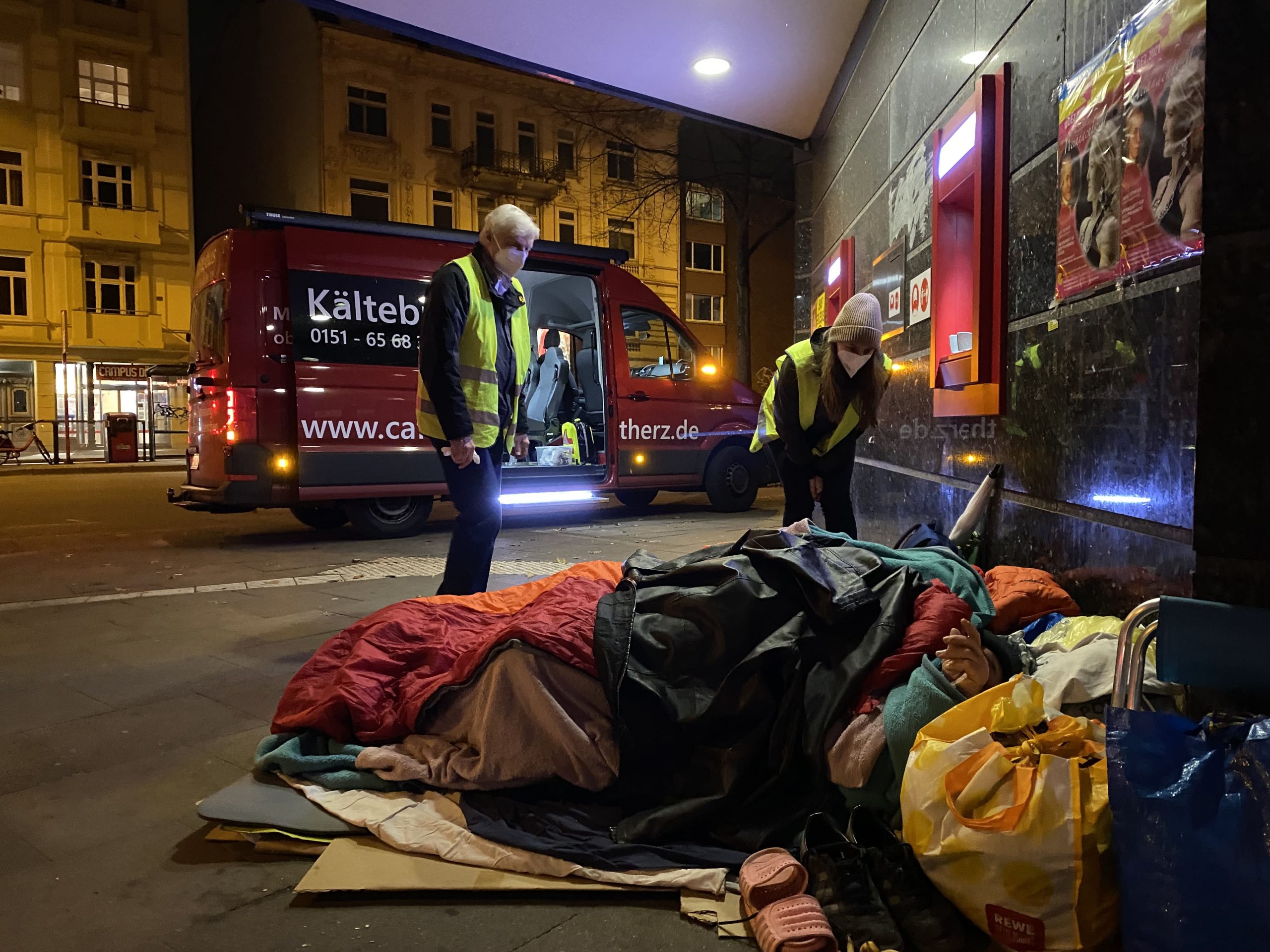 Die Ehrenamtlichen des Kältebus helfen Obdachlosen in Hamburg.