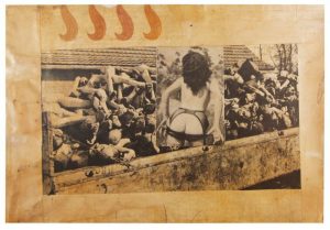 Berühmtes Foto eines Leichenwagens im KZ Buchenwald über das ein Foto eines Pin-Up-Girls geklebt, welche mit entblößtem Hintern auf dem Wagen zu stehen scheint, um den Leichen ihre Brüste zu zeigen.