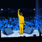 Hat Deutschrap ein Antisemitismus-Problem? Antisemitismus im Rap, Rapper auf der Bühne, Deutschrap