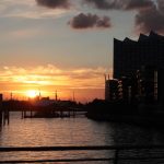 Blick_auf_Elbphilharmonie_Hafen_Sonnenuntergang