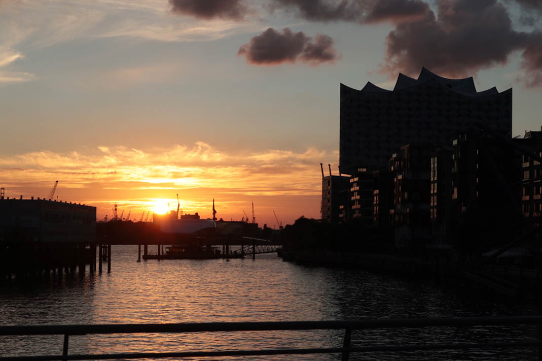 Elbphilharmonie und Hafen im Sonnenuntergang