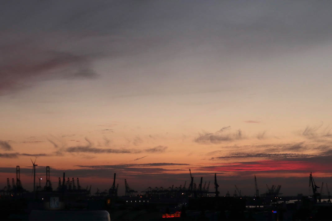 Sonnenuntergang-Himmel über dem Hamburger Hafen.