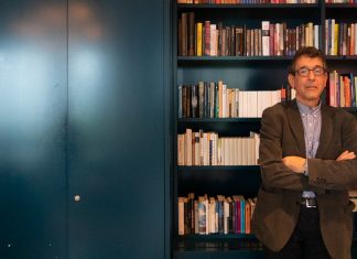 Jüdischer Salon: “Ich wollte dieses Fremdgefühl überwinden” Michael Heimann im jüdischen Salon, Hinterzimmer vom Café Leonar im Grindelviertel