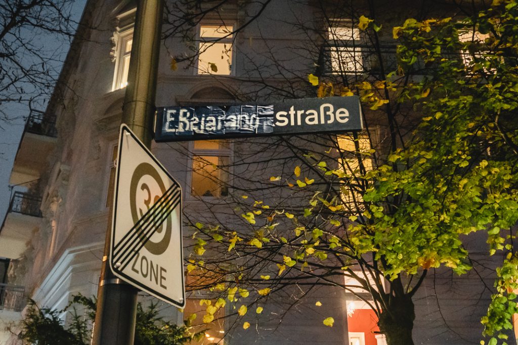 Das Schild der Bismarkstraße wurde mit Esther Bejaranos Namen überklebt.