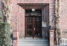 Das Haus des Paul Levy: Historische Detektivarbeit Die schwere, dunkle Holztür zur Nummer 26 in der Rothenbaumchaussee.