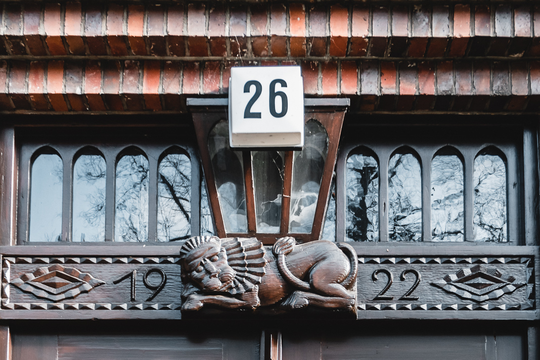 Jüdische Symbole über der Tür in der Rothenbaumchaussee 26