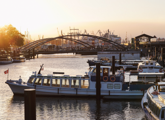 Herbst in Hamburg – so schön sieht die Stadt aus Sonnenuntergang in Hamburg mit Blick auf den Hafen