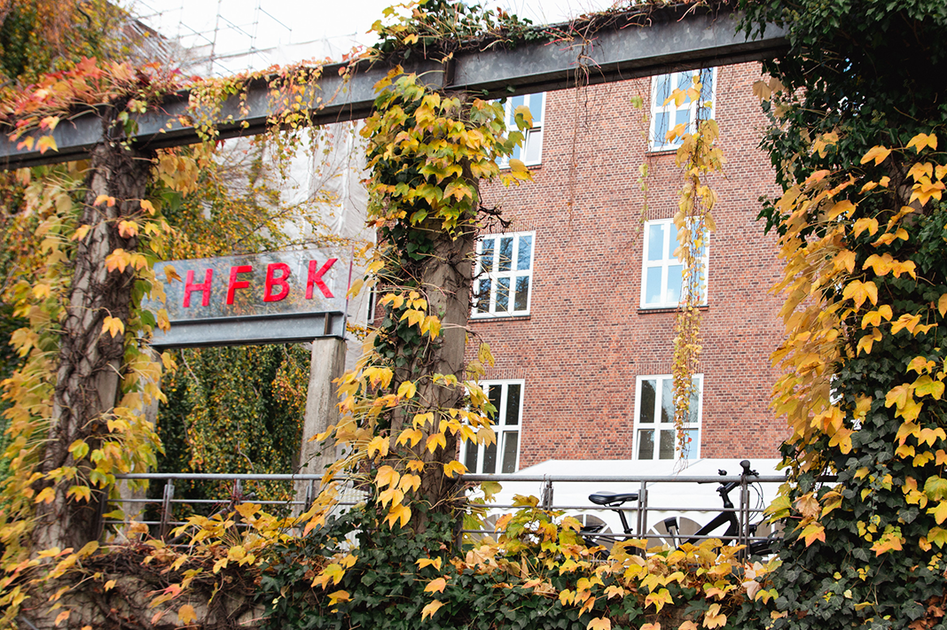 Der Einfang der HFBK Hamburg in herbstlichen Farben