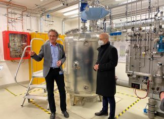 Klimawandel: Bergedorfer Wasserstoff soll’s richten Peter Tschentscher neben Hans Schäfers bei der Führung im Norddeutschen Reallabor in Hamburg-Bergedorf.