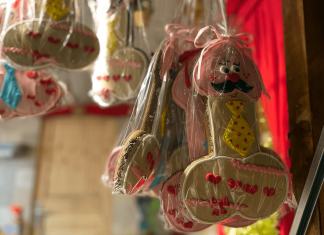 Heiß trotz Hygiene? “Hamburgs geilster Weihnachtsmarkt” in 2G Lebkuchenpenis auf dem Santa Pauli Weihnachtsmarkt