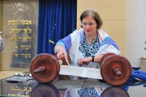 Rabbinerin Dr. Ulrike Offenberg liest aus der Tora.