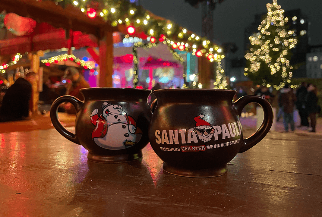Tasse mit Aufdruck Santa Pauli auf dem Weihnachtsmarkt