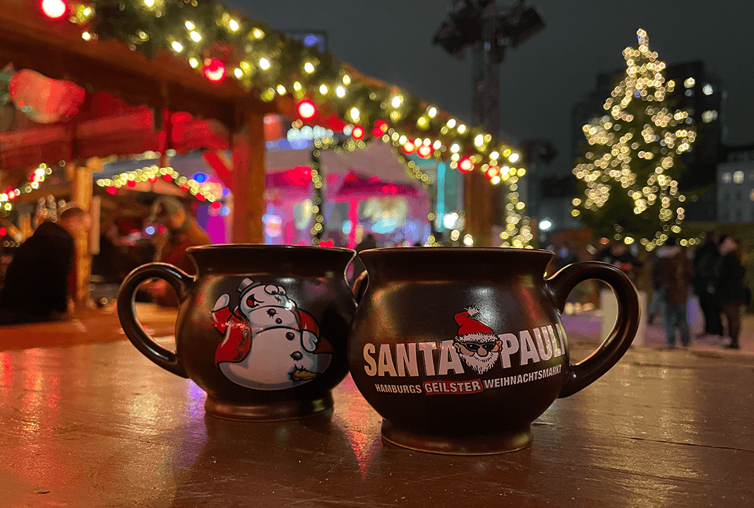 Tasse mit Aufdruck Santa Pauli auf dem Weihnachtsmarkt