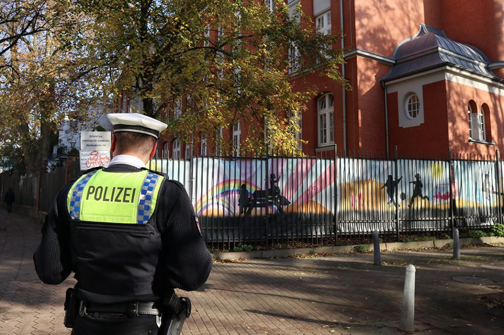 Polizeischutz vor der Talmud-Tora-Schule in Hamburg.