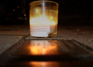 Erinnerungskultur am 9. November: Ein Spaziergang durchs Grindelviertel Eine Kerze an einem Stolperstein im Hamburger Grindelviertel