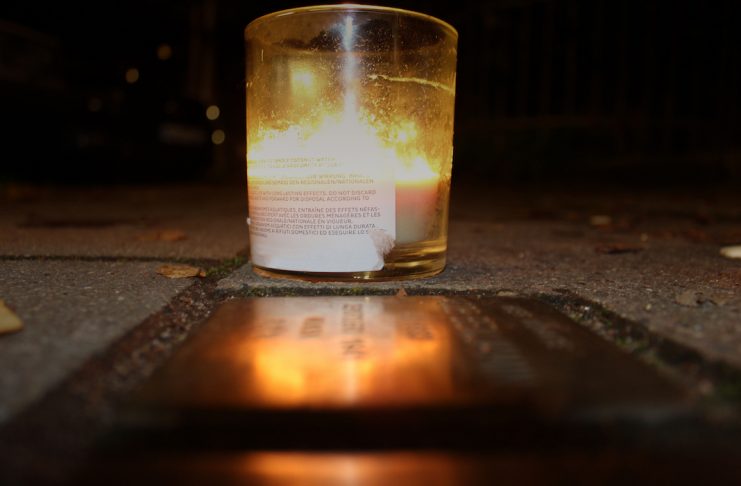 Erinnerungskultur am 9. November: Ein Spaziergang durchs Grindelviertel Eine Kerze an einem Stolperstein im Hamburger Grindelviertel