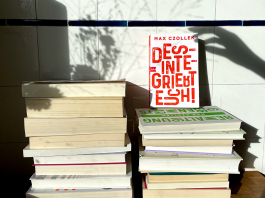 Jüdisches Leben in Deutschland: Bücher, Filme und Podcasts Bücherstapel, Desintegriert euch von Max Czollek im Vordergrund