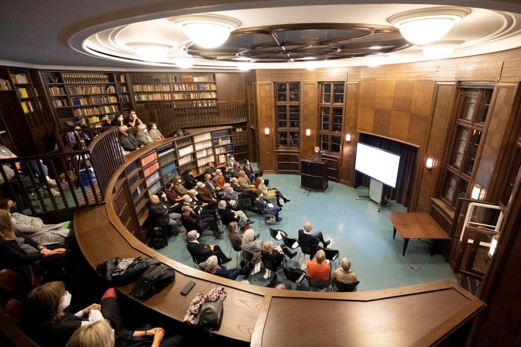 Ein Foto des ovalen Saals im Warburg-Haus, in dem Prof. Dr. Katharina Sykora an diesem Abend einen Vortrag über Boris Lurie hält.
