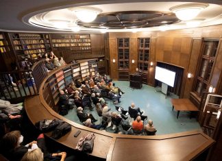“Man kriegt nie eine klare Antwort, weder im Leben noch in der Kunst” Ein Foto des ovalen Saals im Warburg-Haus, in dem Prof. Dr. Katharina Sykora an diesem Abend einen Vortrag über Boris Lurie hält.
