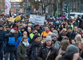 Verschärfte Corona-Maßnahmen für Versammlungen Anti-Corona-Demonstration in Hamburg.